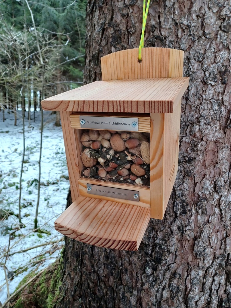 Eichhörnchen Futterhaus komplett aus EU Lärche - Nussspender / Futterbox