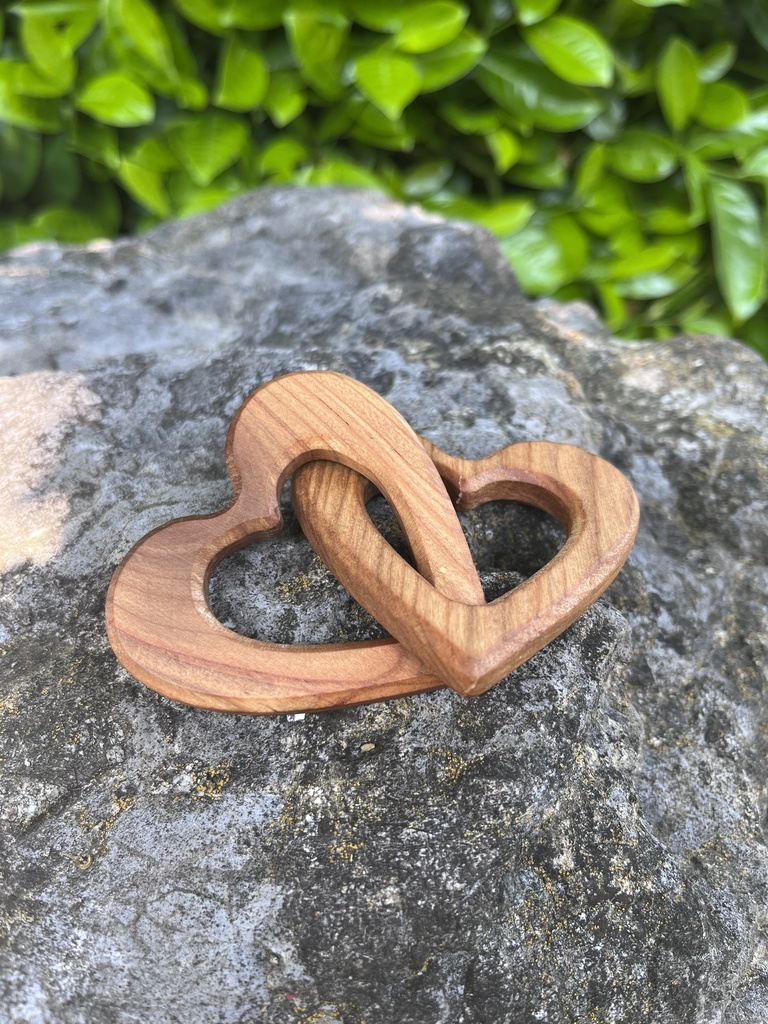 Zwei verschlungene Holz Herzen aus Kirsch Holz